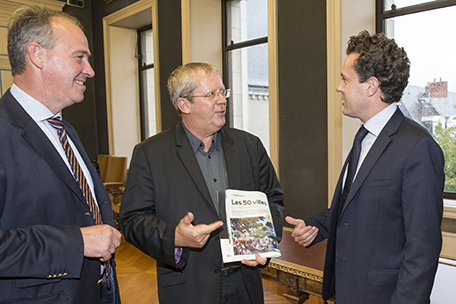 Le directeur associé du groupe et le journaliste Pierre Falga, avec le maire d'Angers Christophe Béchu.