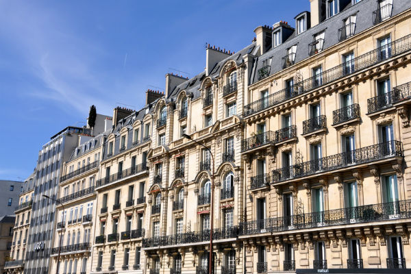 Façade d'un immeuble parisien de style Haussmann