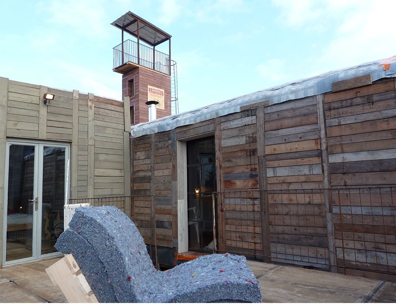 La villa déchets exposée sur l'île de Nantes attend preneur.