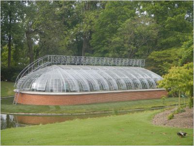 La serre aujourd'hui rénovée, posé sur l'île aux palmiers.